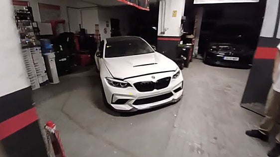 Revientan un taller para llevarse un coche de gran lujo y solo roban 30 euros