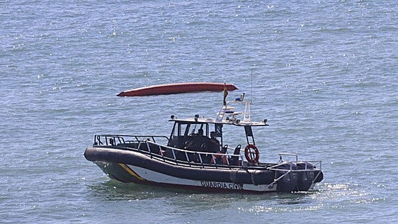 Marlaska anuncia que instalará un sistema de balizamiento permanente en Ceuta tras desinflarse la boya