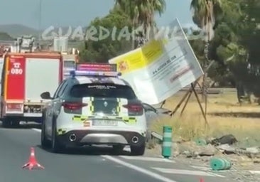 Un coche se sale de la carretera en Córdoba y choca contra un cartel informativo en la A-4