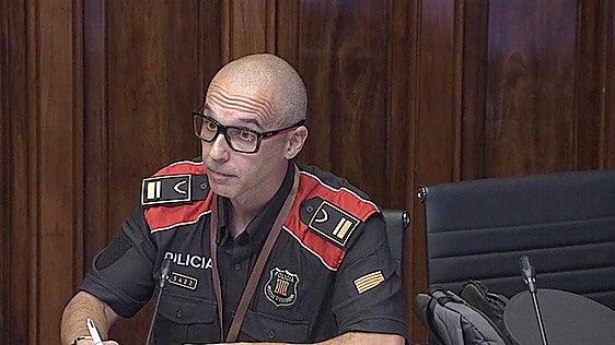 El jefe de Información de los Mossos enmienda al Govern y niega vulneración de derechos en la asistencia de dos agentes a una asamblea de docentes