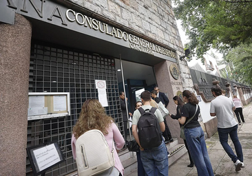 Colapso en los consulados que tendrán que revisar 140.000 expedientes de la 'ley de nietos'