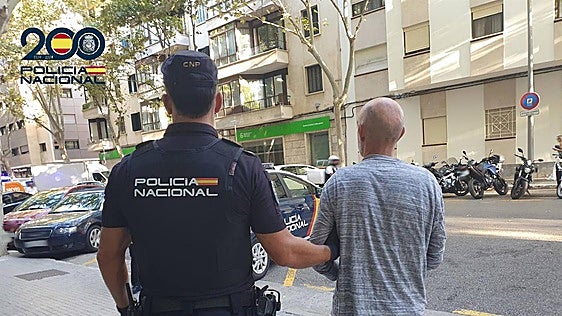 Detienen a un hombre por robar un reloj de 75.000 euros en un domicilio tras romper la ventana