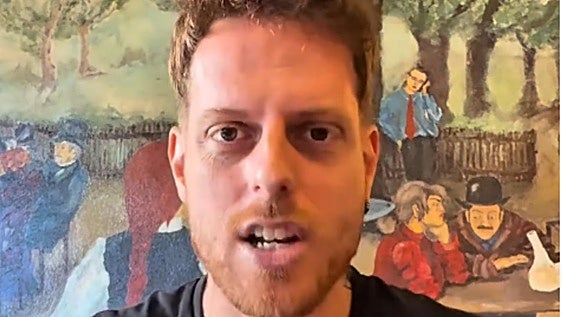 Abraham Galera, hostelero catalán: «Que te obliguen a tener una lengua en la que atender me parece algo muy antiguo. No me gusta un pelo»