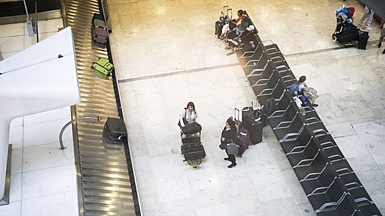 El clan de Villaverde que montaba a menores en avión para 'robar' maletas y reclamar su extravío