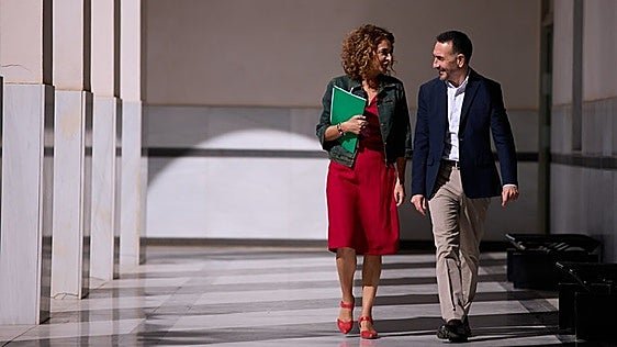 María Jesús Montero denuncia una «cacería política» contra el consejero del PSOE por asesorar a Begoña Gómez