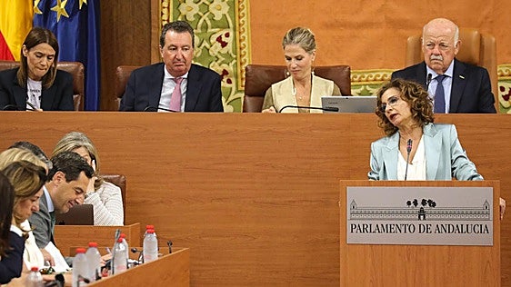 María Jesús Montero, tras hundir al PSOE andaluz en las urnas, ve a Juanma Moreno «noqueado por el resultado electoral»