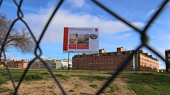 Ayuso sortea el boicot de la izquierda y levantará residencias en Alcorcón y Rivas