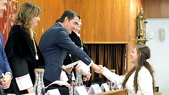 El papel de la universidad para generar «juicio crítico» ante la IA centra la apertura del curso de la ULE