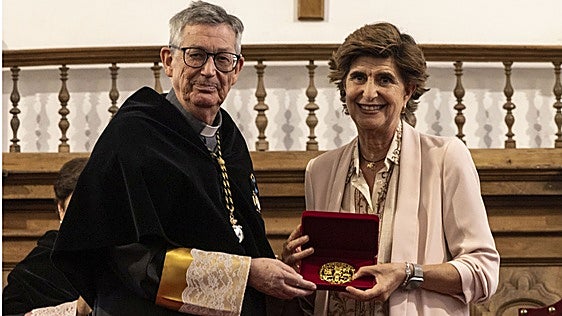 La Universidad Pontificia de Salamanca entrega su Medalla de Oro a María San Gil «por su defensa de la democracia»