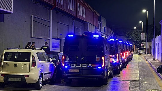 Furgones de la Policía Nacional preparados durante el traslado en Ceuta (España)