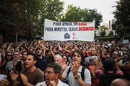 Un detenido en la manifestación contra el desahucio de Maricarmen, que reunió a unas 10.000 personas