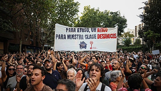 Un detenido en la manifestación contra el desahucio de Maricarmen, que reunió a unas 10.000 personas