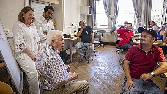 El damasquinado busca relevo en Toledo: formación, empleo y un reconocimiento para el maestro Óscar Martín