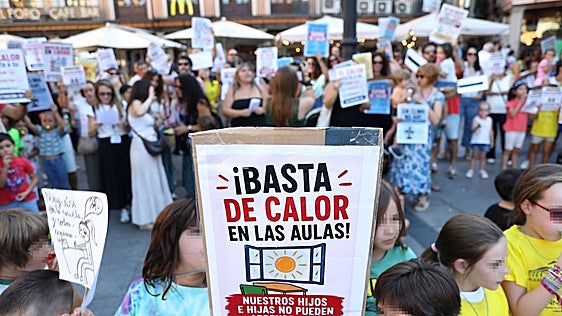 Los padres estallan contra el calor en las aulas: «Nuestros hijos no pueden más»