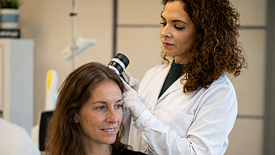 Nuria Martí, dermatóloga: «Es un error pensar que la caída de pelo es normal simplemente porque estamos en otoño»