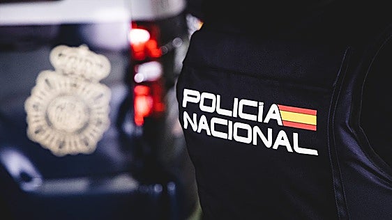 La emprende a puñetazos y rompe un diente al conductor de un bus que le recriminó accionar el botón de emergencia