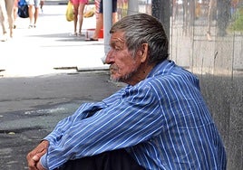 Manuel Heredia, mozo de almacén: «Vivo y duermo en la calle teniendo un trabajo. Quiero ahorrar el dinero para tener mi propia casa a finales de año»