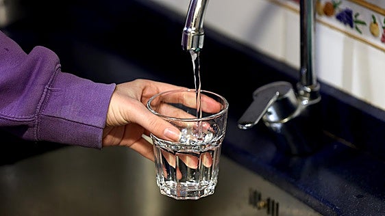 El Ayuntamiento de Córdoba renuncia al final a la subida del 1,9% del agua en 2027 y las tarifas se mantendrán