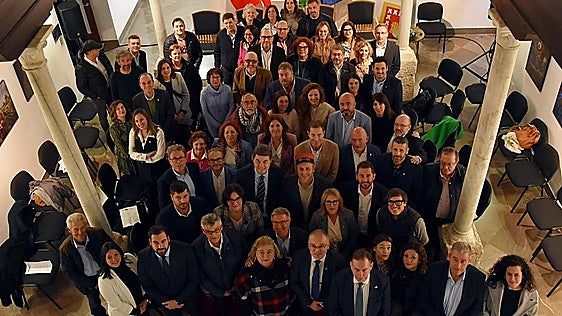 Colectivos empresariales y ferroviarios recogen firmas para recuperar la línea Guadix-Lorca