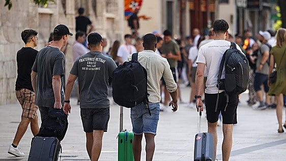 Coto al botellón, a los excesos de las despedidas de soltero y a los 'gorrillas' en Valencia