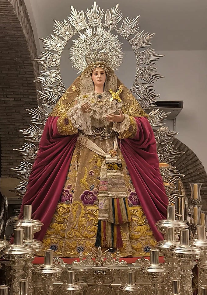 La Virgen del Rayo, sobre su paso