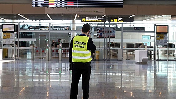 Santiago corta lazos con Fly2Galicia «hasta aclarar» sus posibles vínculos con Israel