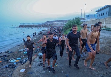 La Policía Nacional encuentra a 28 inmigrantes ocultos en condiciones infrahumanas en dos «pisos de seguridad» de Ceuta