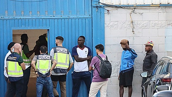 Una ONG jesuita aconseja a los inmigrantes cómo demorar su expulsión de Ceuta
