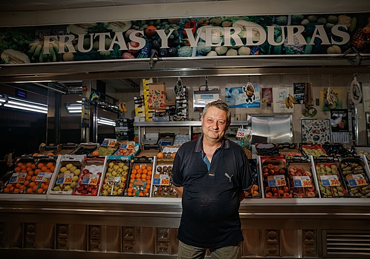 Imagen principal -  Manolo, de la Frutería Manolo, lleva 41 años en el Mercado de Numancia, en Vallecas; José, dueño de la carnicería Las Tres Encinas, en Vallecas y ambiente en el Mercado de San Miguel y el Mercado de la Cebada.