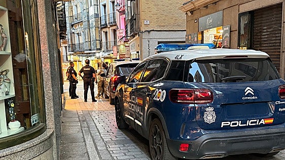 La presencia policial ha generado inquietud y revuelo en la calle Comercio a última hora de la tarde.