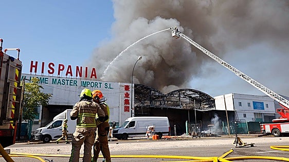Arde un bazar chino en Zaragoza y el incendio origina una columna de humo visible en toda la ciudad