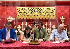 Mercedes Castro y Juan Hinojosa, en el centro de la imagen, durante la firma del contrato