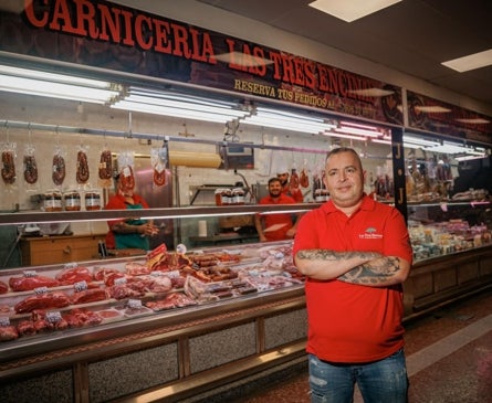 Imagen secundaria 1 -  Manolo, de la Frutería Manolo, lleva 41 años en el Mercado de Numancia, en Vallecas; José, dueño de la carnicería Las Tres Encinas, en Vallecas y ambiente en el Mercado de San Miguel y el Mercado de la Cebada.