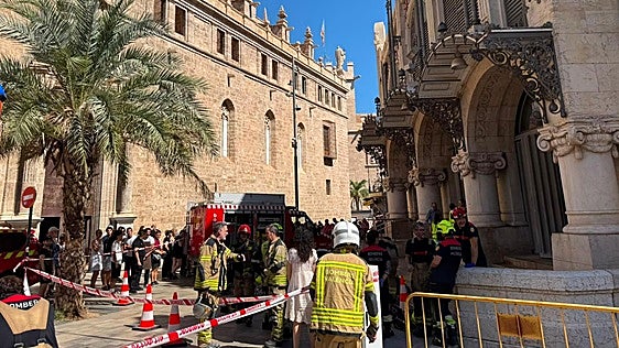 Un incendio obliga a desalojar el Mercado Central de Valencia