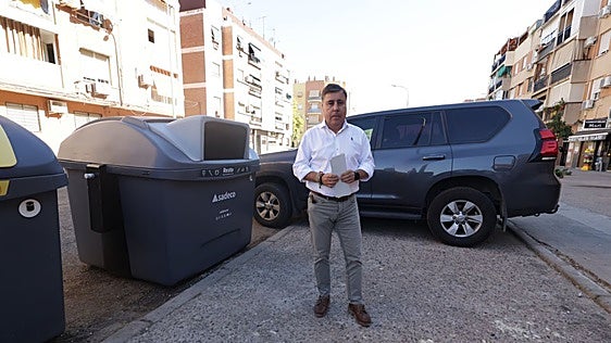 Sadeco incorpora tapas más anchas a los contenedores de Córdoba para evitar bolsas en el suelo