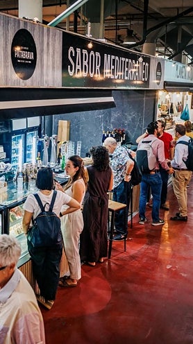 Imagen secundaria 2 -  Manolo, de la Frutería Manolo, lleva 41 años en el Mercado de Numancia, en Vallecas; José, dueño de la carnicería Las Tres Encinas, en Vallecas y ambiente en el Mercado de San Miguel y el Mercado de la Cebada.