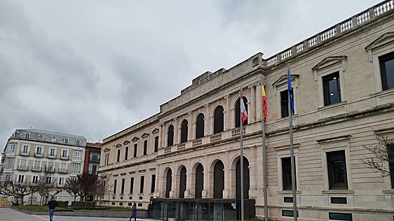 Doce años de cárcel por agresión sexual a su hijastra a cambio de ir al cine, regalos y dinero
