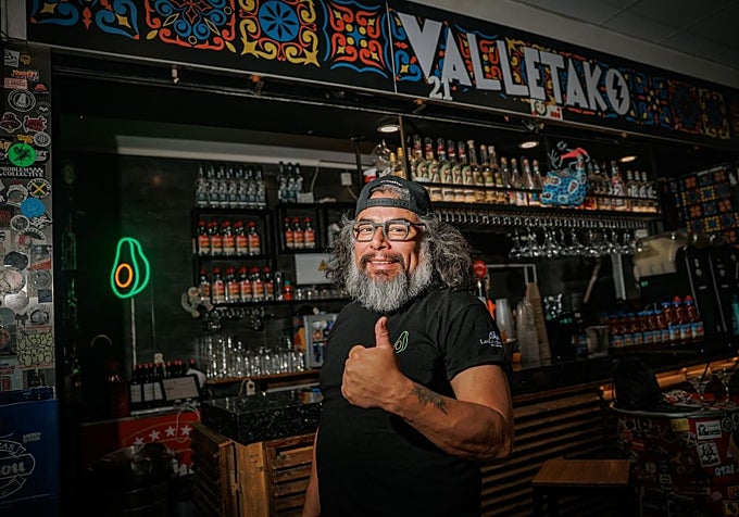 Boris, dueño de la taquería Valletako, en el Mercado de Numancia.