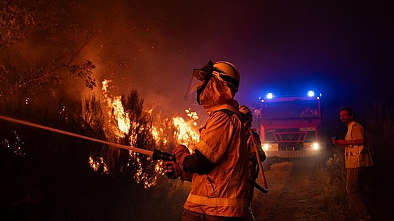 Incendios en Orense: 350 hectáreas arrasadas en Calvos de Randín y se declara otro en Manzaneda