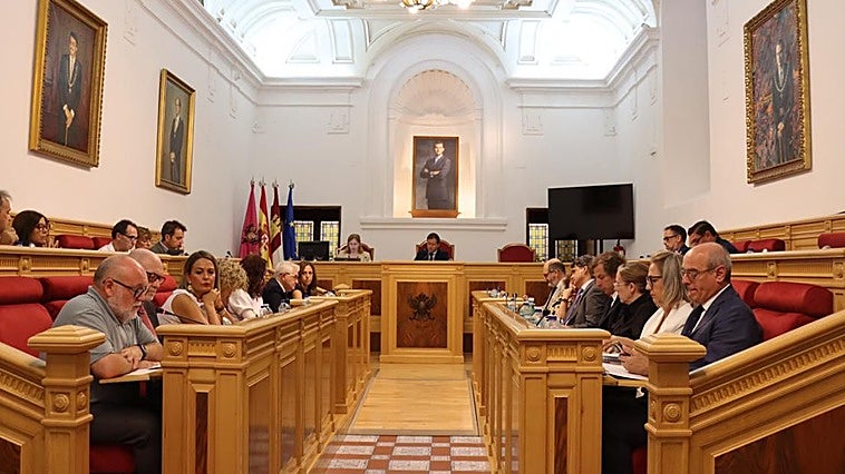 PP y Vox sacan adelante sus mociones de apoyo a Ceuta entre el rechazo de IU y la abstención del PSOE
