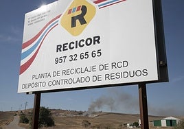 Los bomberos sofocan el incendio en la planta de reciclaje junto a la carretera de Guadalcázar