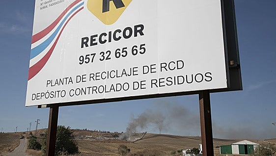 Los bomberos sofocan el incendio en la planta de reciclaje junto a la carretera de Guadalcázar