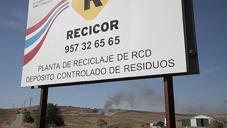 Los bomberos sofocan el incendio en la planta de reciclaje junto a la carretera de Guadalcázar