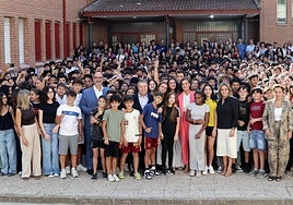 Foto de familia tras la visita de Su Majestad a las instalaciones del IES Ribera del Tajo.