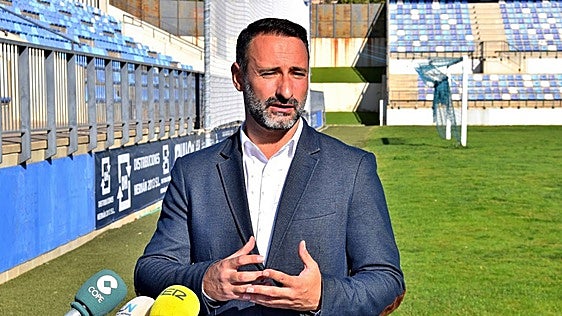 El concejal de Deportes de Puertollano pide perdón y admite su error al aparcar en la piscina municipal