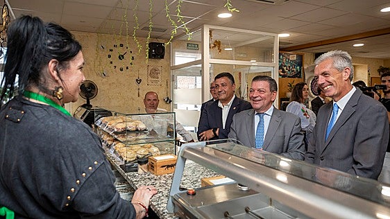 El consejero de la Presidencia, Luis Miguel González Gago, y otras autoridades en el bar de Niharra (Ávila).