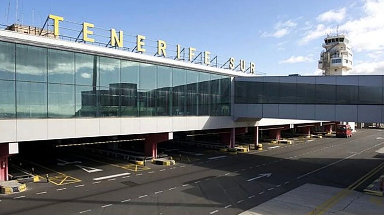 Un aviso de bomba obliga a desalojar un avión en Tenerife Sur