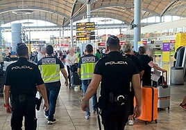 Agentes de la Policía Nacional en el zona de control de equipajes del aeropuerto de Alicante-Elche.