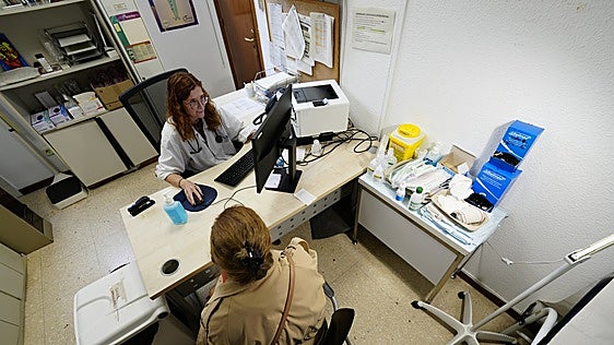 Una doctora atiende a una paciente en su consulta