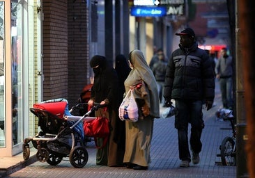 Lérida prohíbe el burka en la calle pero no en espacios «donde sea normal ir con el rostro cubierto»